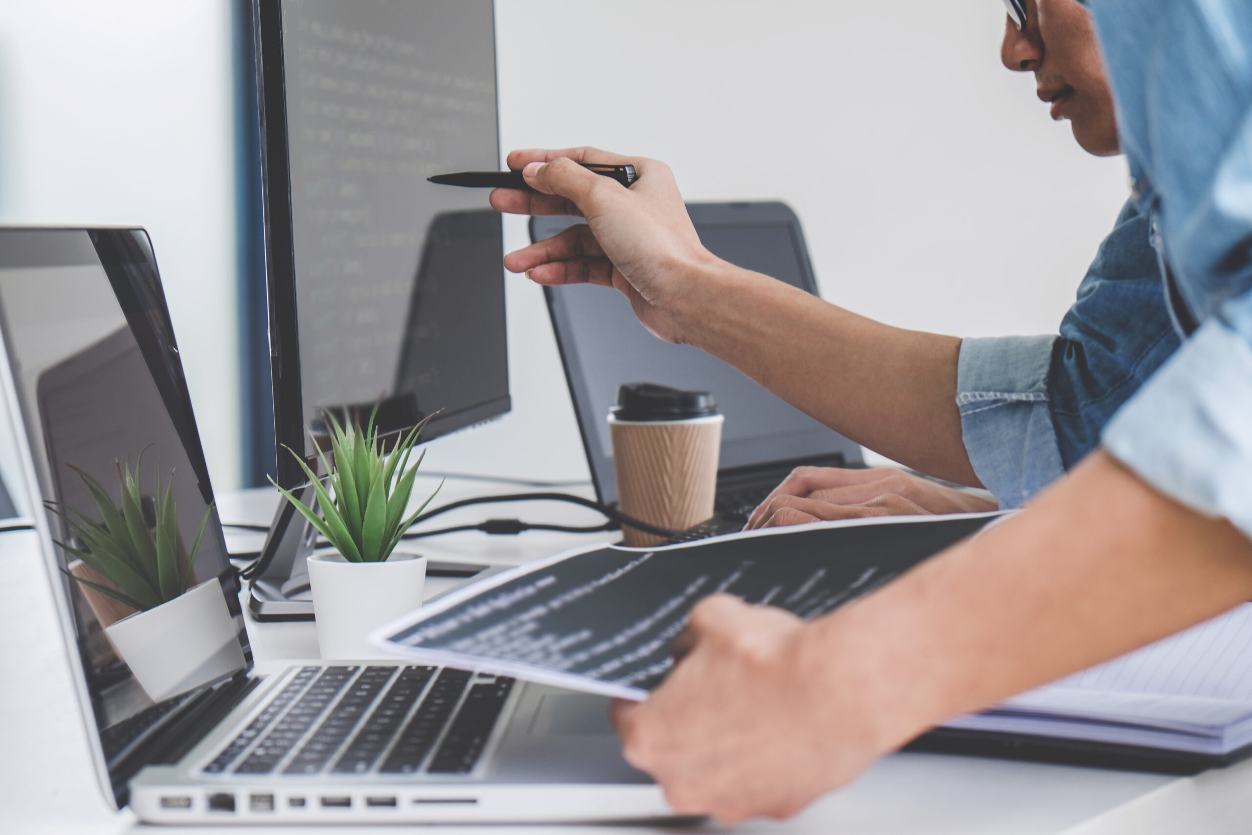 человек с ноутбуком. разработка программирование. сайт worked. профессиональное программирование. специалист по контекстной рекламе.